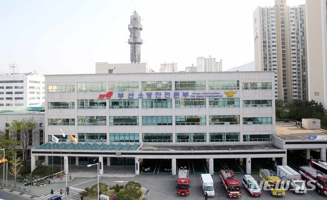 【부산=뉴시스】 하경민 기자 = 부산소방안전본부는 최근 사상자 18명이 발생한 서울 종로구 고시원 화재와 관련, 지역의 고시원과 화재취약 주거시설에 대한 긴급 화재안전특별조사를 실시하는 등 소방안전관리 강화대책을 추진한다고 15일 밝혔다.2018.11.15. (사진=부산소방본부 제공)yulnetphoto@newsis.com