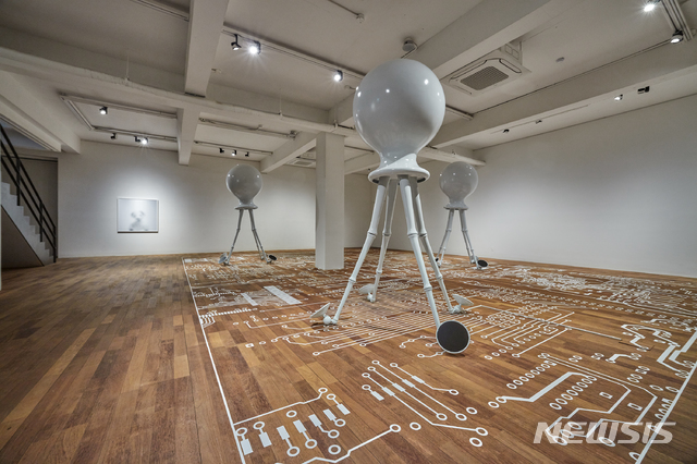 【서울=뉴시스】 윤영석, 아이오 AHIO (artificial human illusional object), 2018, aluminum casting, f.r.p, 170(w) x 160(d) x 273(h) cm (each)