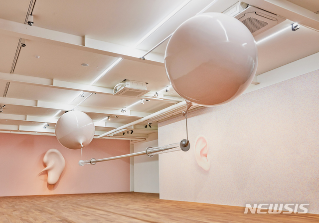 【서울=뉴시스】 윤영석, 명침 鳴針crying needle, 2018, aluminum casting, acryl pipe, f.r.p, 220x150x750cm