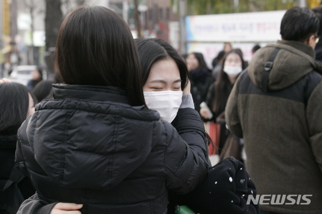 【춘천=뉴시스】조명규 기자 = 2019학년도 대학수학능력시험일인 15일 오후 강원 춘천시 제49지구 제5시험장 강원대학교 사범대학부설고등학교에서 한 학부모가 시험을 마친 딸을 안으며 격려하고 있다. 2018.11.15. choface@newsis.com 