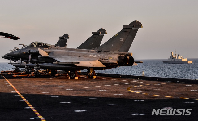 【툴롱( 프랑스)= AP/뉴시스】 프랑스 툴롱항에 정박중인 항공모함 샤를르 드골 호의 함상에 탑재되어 있는 라팔 전투기. 이집트 공군은 이 전투기 24대를 도입하기로 하고 그 중 11대를 이미 인수했다.