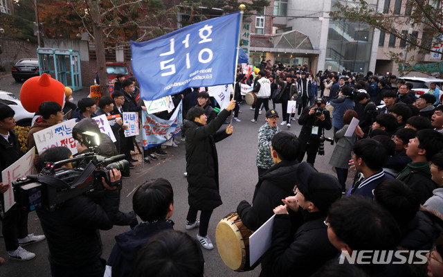 【서울=뉴시스】추상철 기자 = 2019학년도 대학수학능력시험이 실시된 15일 오전 서울 종로구 경복고등학교에 마련된 서울시교육청 15시험지구 1시험장에서 후배들이 수험생 선배를 응원하고 있다. 2018.11.15. scchoo@newsis.com