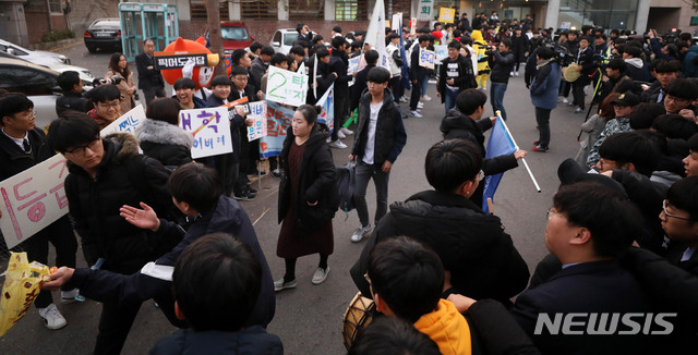 【서울=뉴시스】추상철 기자 = 2019학년도 대학수학능력시험이 실시된 15일 오전 서울 종로구 경복고등학교에 마련된 서울시교육청 15시험지구 1시험장에서  수험생들이 후배의 응원을 받으며 시험장으로 들어서고 있다. 2018.11.15. scchoo@newsis.com