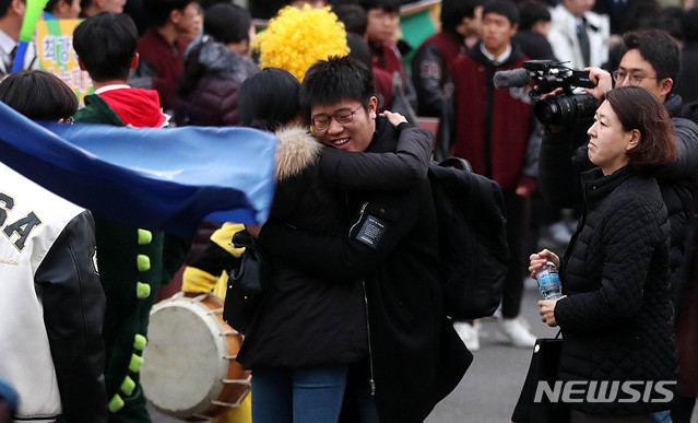 【서울=뉴시스】추상철 기자 = 2019학년도 대학수학능력시험이 실시된 15일 오전 서울 종로구 경복고등학교에 마련된 서울시교육청 15시험지구 1시험장에서  수험생이 교사의 격려를 받으며 시험장으로 향하고 있다. 2018.11.15. scchoo@newsis.com