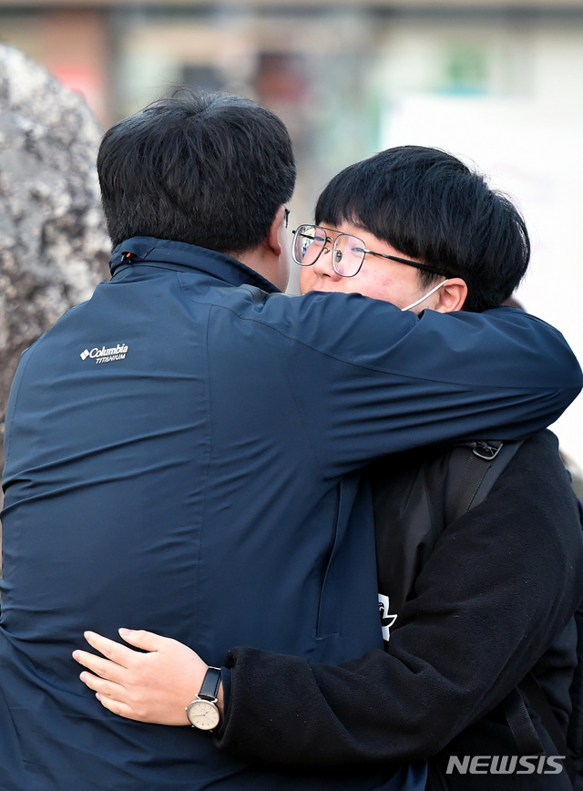 【대구=뉴시스】우종록 기자 = 2019학년도 대학수학능력시험일인 15일 오전 대구 수성구 황금동 경북고등학교에서 한 수험생이 선생님과 포옹을 하며 격려를 받고 있다. 2018.11.15. wjr@newsis.com