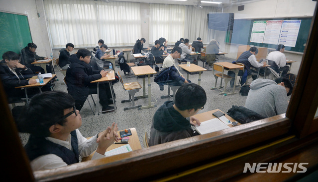 【대구=뉴시스】지난해 2019학년도 대학수학능력시험이 실시된 대구 수성구 황금동 경북고등학교. 3일 교사노동조합연맹이 공개한 교육부의 답변 결과 올해도 수능 교사들에게 의자가 제공되지 않는다.(사진=뉴시스 DB)