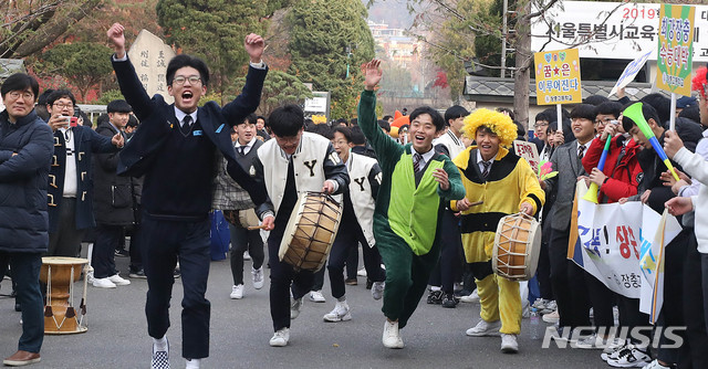 【서울=뉴시스】추상철 기자 = 2019학년도 대학수학능력시험이 실시된 15일 오전 서울 종로구 경복고등학교에 마련된 서울시교육청 15시험지구 1시험장에서  후배들이 수험생 선배를 응원하고 있다. 2018.11.15. scchoo@newsis.com