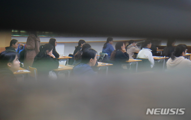 【제주=뉴시스】우장호 기자 = 2019학년도 대학수학능력시험일인 15일 오전 제주시 이도2동 제주중앙여자고등학교에 마련된 제주도교육청 95지구 제6시험장에 입실을 마친 수험생이 차분하게 생각을 정리하며 시험을 기다리고 있다. 2018.11.15. woo1223@newsis.com