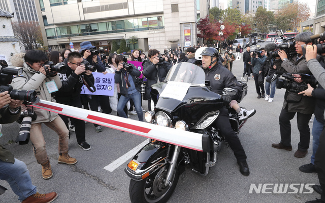 【서울=뉴시스】최진석 기자 = 2019학년도 대학수학능력시험일인 15일 오전 서울 중구 이화여자외국어고등학교에 차려진 서울시교육청 제15시험지구 제19시험장에 수험생을 태운 수험생 수송 차량이 들어서고 있다. 2018.11.15.myjs@newsis.com