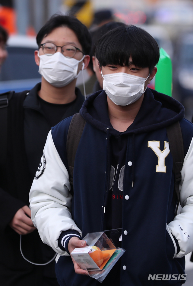 【서울=뉴시스】고승민 기자 = 2019학년도 대학수학능력시험일인 15일 오전 서울 용산고등학교(서울시교육청 제15시험지구 제7시험장)에서 수험생들이 미세먼지 때문에 마스크를 쓰고 시험장으로 향하고 있다. 2018.11.15.kkssmm99@newsis.com