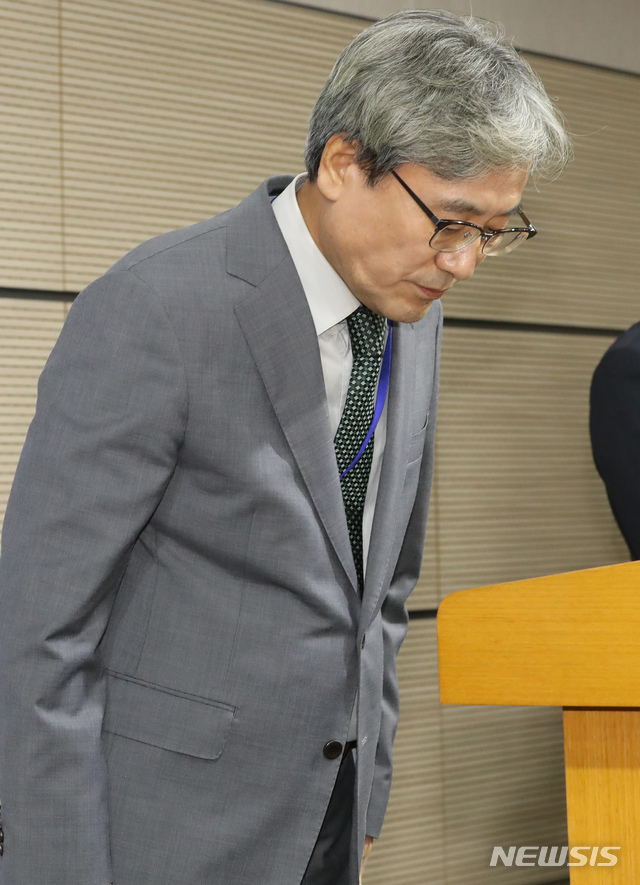 【세종=뉴시스】강종민 기자 = 이강래 출제위원장이 15일 오전 정부세종청사에서 2019 대입 수학능력시험 출제 기본방향에 대한 브리핑을 한 뒤 인사하고 있다. 이 위원장은 이 자리에서 국어영역에 단순오기가 발견돼 정오표를 배부했다며 수험생들에게 심려를 끼쳐 죄송하다고 사과했다. 2018.11.15. ppkjm@newsis.com