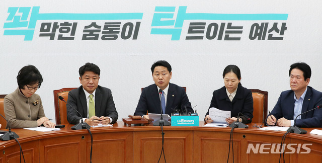 【서울=뉴시스】홍효식 기자 = 바른미래당 김관영 원내대표가 15일 오전 서울 여의도 국회에서 열린 원내정책회의에 참석해 모두발언을 하고 있다. 왼쪽부터 김삼화 수석대변인, 유의동 원내수석부대표, 김관영 원내대표, 권은희 정책위의장, 이동섭 원내부대표. 2018.11.15. yesphoto@newsis.com