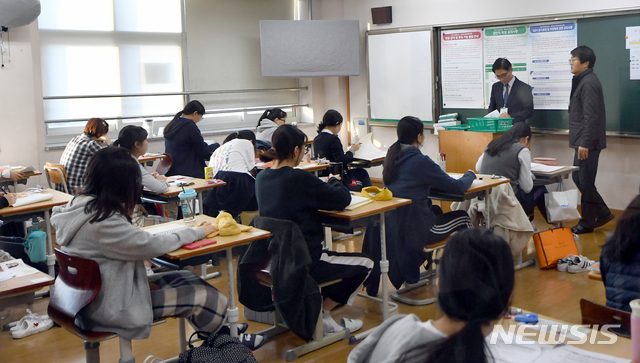 【광주=뉴시스】류형근 기자 = 2019학년도 대학수학능력시험이 펼쳐지는 15일 오전 광주 서구 26지구 제38시험장(광주여자고등학교)에서 감독관이 입실해 준비를 하고 있다. 2018.11.15.  hgryu77@newsis.com