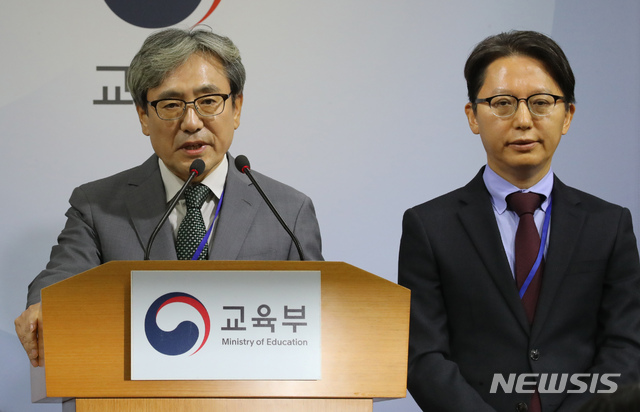 【세종=뉴시스】강종민 기자 = 이강래 출제위원장이 15일 오전 정부세종청사에서 2019 대입 수학능력시험 출제 기본방향에 대한 브리핑을 하고 있다.  이 위원장은 이 자리에서 국어영역에 단순오기가 발견돼 정오표를 배부했다며 수험생들에게 심려를 끼쳐 죄송하다고 사과했다. 오른쪽은 김창원 검토위원장. 2018.11.15.  ppkjm@newsis.com