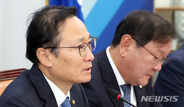 【서울=뉴시스】이종철 기자 = 15일 서울 여의도 국회에서 열린 민주당 정책조정회의에서 홍영표 원내대표가 모두발언을 하고 있다. 2018.11.15. jc4321@newsis.com