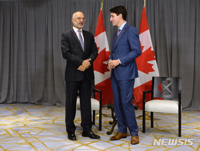 【싱가포르=AP/뉴시스】싱가포르개발은행(DBS) 피유시 굽타(왼쪽) 회장이 지난 2018년 11월15일 싱가포르에서 쥐스탱 트뤼도 캐나다 총리와 접견하고 있다. 2019.07.29