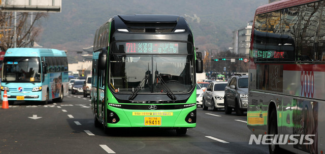 【서울=뉴시스】추상철 기자 = 서울시 시내버스 노선에 전기버스가 처음으로 운행을 시작했다. 친환경 전기버스가 15일 오전 서울 종로구 세종대로를 지나고 있다. 2018.11.15. scchoo@newsis.com