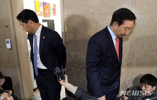 【서울=뉴시스】박영태 기자 = 15일 오전 서울 영등포구 여의도 국회 운영위원장실에서 김성태 자유한국당, 김관영 바른미래당 원내대표가 홍영표 더불어민주당 원내대표와 회동을 한 후 운영위원장실을 나오고 있다. 2018.11.15.since1999@newsis.com