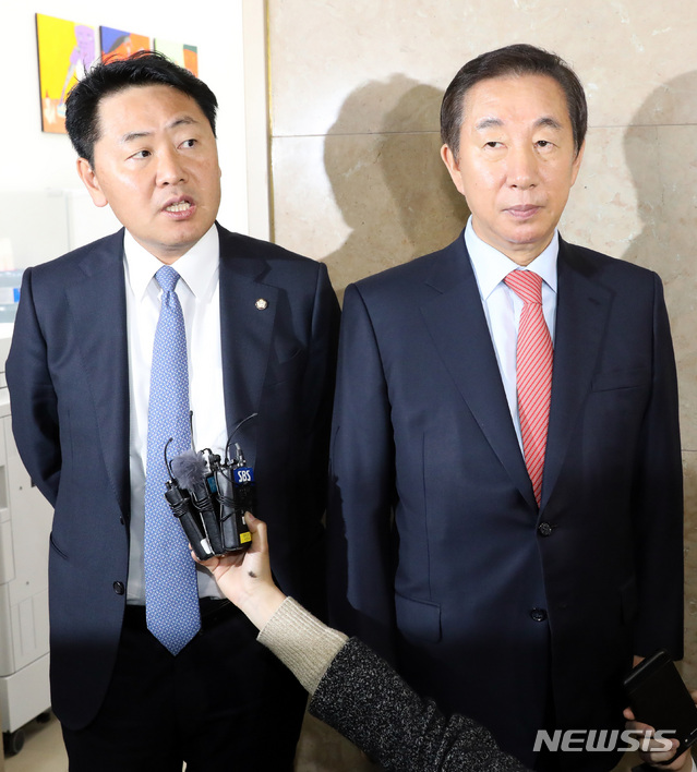 【서울=뉴시스】박영태 기자 = 15일 오전 서울 영등포구 여의도 국회 운영위원장실에서 김성태 자유한국당, 김관영 바른미래당 원내대표가 홍영표 더불어민주당 원내대표와 회동을 한 후 운영위원장실을 나와 취재진의 질문에 답변하고 있다. 2018.11.15. since1999@newsis.com