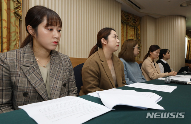 【서울=뉴시스】고승민 기자 = 전 컬링 여자 국가대표팀 김경애(왼쪽부터), 김영미, 김선영, 김은정, 김초희가 15일 오전 서울 올림픽파크텔에서 기자회견을 열고 최근 불거진 김경두 전 대한컬링경기연맹 부회장 관련 부당한 처우 등 논란에 대해 입장을 밝히고 있다. 2018.11.15.kkssmm99@newsis.com