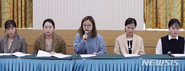 【서울=뉴시스】고승민 기자 = 전 컬링 여자 국가대표팀 김경애(왼쪽부터), 김영미, 김선영, 김은정, 김초희가 15일 오전 서울 올림픽파크텔에서 기자회견을 열고 최근 불거진 김경두 전 대한컬링경기연맹 부회장 관련 부당한 처우 등 논란에 대해 입장을 밝히고 있다. 2018.11.15.kkssmm99@newsis.com