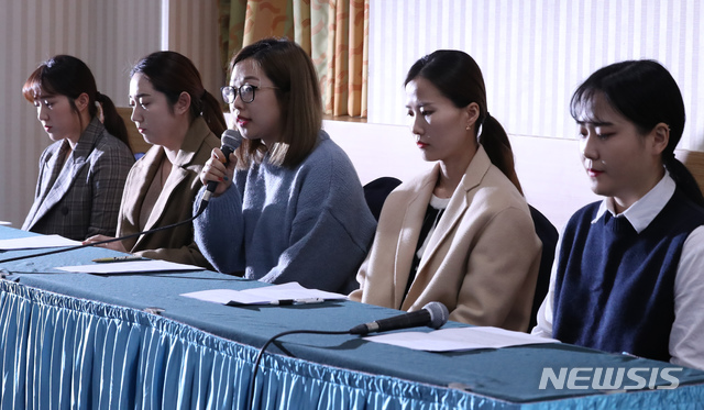 【서울=뉴시스】고승민 기자 = 전 컬링 여자 국가대표팀 김경애(왼쪽부터), 김영미, 김선영, 김은정, 김초희가 15일 오전 서울 올림픽파크텔에서 기자회견을 열고 최근 불거진 김경두 전 대한컬링경기연맹 부회장 관련 부당한 처우 등 논란에 대해 입장을 밝히고 있다. 2018.11.15.kkssmm99@newsis.com