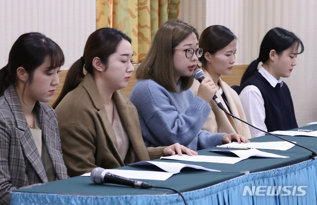【서울=뉴시스】고승민 기자 = 전 컬링 여자 국가대표팀 김경애(왼쪽부터), 김영미, 김선영, 김은정, 김초희가 15일 오전 서울 올림픽파크텔에서 기자회견을 열고 최근 불거진 김경두 전 대한컬링경기연맹 부회장 관련 부당한 처우 등 논란에 대해 입장을 밝히고 있다. 2018.11.15.kkssmm99@newsis.com