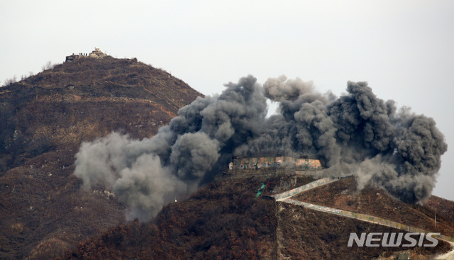 【철원=뉴시스】김진아 기자 = 남북 군사당국이 '9.19 군사분야 합의서'에 따라 GP(감시초소) 시범철수를 진행하고 있는 15일 강원도 철원지역 중부전선 GP가 철거되고 있다. 폭파되는 GP 왼쪽 뒤편으로 철거중인 북측 GP와 북한군이 보이고 있다. 2018.11.15.&nbsp; bluesoda@newsis.com 