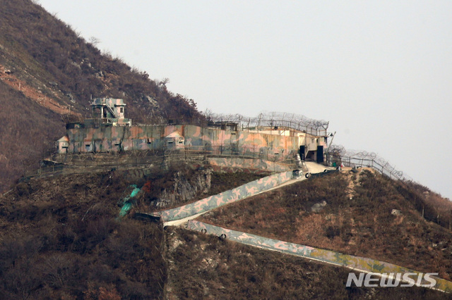 【철원=뉴시스】김진아 기자 = 남북 군사당국이 '9.19 군사분야 합의서'에 따라 GP(감시초소) 시범철수를 진행하고 있는 15일 강원도 철원지역 중부전선 GP가 철거됐다. 사진은 폭파 전 GP의 모습. 2018.11.15.&nbsp; bluesoda@newsis.com