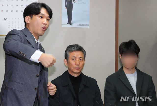 【서울=뉴시스】배훈식 기자 = '강서 PC방 살인 사건'의 피해자 신모씨 측 김호인(왼쪽) 변호사가 유족과 함께 15일 오후 서울 서초구 법무법인 사무실에서 기자회견을 열고 피의자 김성수의 동생에 대한 CCTV 화면 분석 입장을 발표하고 있다. 2018.11.15.&nbsp; dahora83@newsis.com