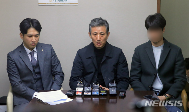 【서울=뉴시스】배훈식 기자 = '강서 PC방 살인 사건'의 피해자 신모씨의 아버지(왼쪽 두번째)가 15일 오후 서울 서초구 법무법인 사무실에서 기자회견을 열고 피의자 김성수의 동생에 대한 CCTV 화면 분석 입장을 발표하고 있다. 2018.11.15. dahora83@newsis.com