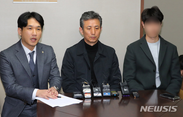 【서울=뉴시스】배훈식 기자 = '강서 PC방 살인 사건'의 피해자 신모씨 측 김호인(왼쪽) 변호사가 유족과 함께 15일 오후 서울 서초구 법무법인 사무실에서 기자회견을 열고 피의자 김성수의 동생에 대한 CCTV 화면 분석 입장을 발표하고 있다. 2018.11.15.&nbsp; dahora83@newsis.com