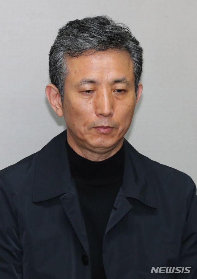 【서울=뉴시스】배훈식 기자 = '강서 PC방 살인 사건'의 피해자 신모씨의 아버지가 15일 오후 서울 서초구 법무법인 사무실에서 열린 기자회견에서 침통한 표정을 짓고 있다. 2018.11.15. dahora83@newsis.com