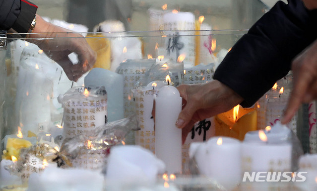 【서울=뉴시스】추상철 기자 = 2019학년도 대학수학능력시험이 실시된 15일 오후 서울 종로구 조계사에서 수험생 자녀를 둔 학부모들이 고득점을 위한 촛불을 켜고 있다. 2018.11.15. scchoo@newsis.com