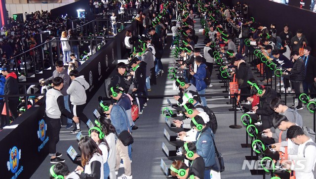 【부산=뉴시스】 하경민 기자 = 15일 부산 벡스코 제1전시장에서 열린 국내 최대 게임축제 '지스타 2018'을 찾은 관람객들이 신작 모바일 게임을 즐기고 있다. 오는 18일까지 열리는 이번 행사에는 게임 관련 업체 660여 곳이 참가해 2800여개의 부스를 마련, 다양한 신작 게임을 체험할 수 있도록 한다. 2018.11.15. yulnetphoto@newsis.com