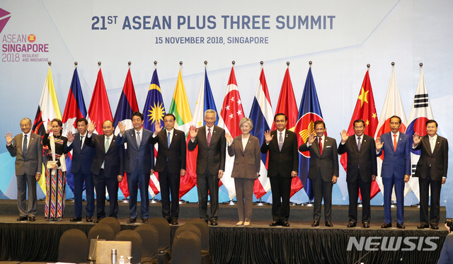 【싱가포르=뉴시스】박진희 기자 = 아세안(ASEAN·동남아국가연합) 정상회의 참석한 강경화 외교부 장관이 15일 싱가포르 선텍(SUNTEC) 컨벤션 센터에서 열린 제21차 아세안+3 정상회의에 참석해 아세안 회원국 정상들과 함께 기념촬영을 하고 있다. 왼쪽부터 마하티르 빈 모하마드 말레이사아 총리, 아웅산 수지 미얀마 국가고문, 로드리고 두테르테 필리핀 대통령, 응웬 쑤언 푹 베트남 총리, 아베 신조 일본 총리, 리커창 중국 총리, 리센룽 싱가포르 총리, 강경화 장관, 프라윳 짠오차 태국 총리, 하사날 볼키아 브루나이 국왕, 훈센 캄보디아 총리, 조코 위도도 인도네시아 대통령, 통룬 시술릿 라오스 총리. 2018.11.15. pak7130@newsis.com