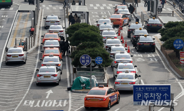 【서울=뉴시스】서울 중구 서울역 택시 승하차장에 택시가 줄지어 서 있다. (사진=뉴시스 DB)