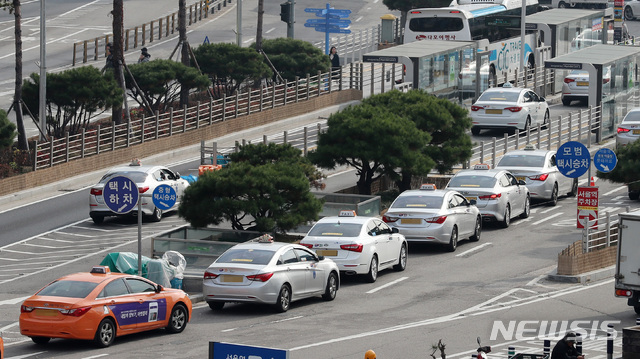 【서울=뉴시스】이영환 기자 = 서울시가 택시 승차거부 처벌권한을 자치구로부터 전부 환수해 직접 처분하고 삼진아웃제를 엄격하게 적용함으로써 승차거부 근절을 밝힌 15일 오후 서울 중구 서울역 택시 승하차장에 택시가 줄지어 서 있다.현재 민원 신고 건에 대한 운수종사자(택시기사) 처분과 운송사업자(택히 회사) 1차 처분권한은 자치구에 위임되어 있는데 이에 대한 처분권 까지 전부 환수해 시가 처벌을 전담한다는 계획이다. 2018.11.15. 20hwan@newsis.com