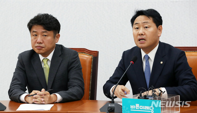 【서울=뉴시스】홍효식 기자 = 바른미래당 김관영(오른쪽) 원내대표와 유의동 원내수석부대표가 15일 오후 서울 여의도 국회에서 원내현안 관련 긴급 기자간담회를 하고 있다. 2018.11.15. yesphoto@newsis.com
