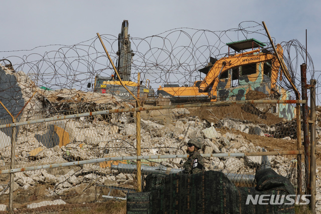 【철원=뉴시스】김진아 기자 = 남북 군사당국이 '9.19 군사분야 합의서'에 따라 GP(감시초소) 시범철수를 진행하고 있는 15일 강원도 철원지역 중부전선 GP가 철거되고 있다. 2018.11.15.&nbsp; bluesoda@newsis.com