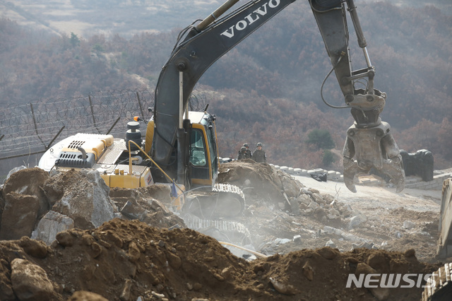 【철원=뉴시스】김진아 기자 = 남북 군사당국이 '9.19 군사분야 합의서'에 따라 GP(감시초소) 시범철수를 진행하고 있는 15일 강원도 철원지역 중부전선 GP가 철거되고 있다. 2018.11.15. bluesoda@newsis.com