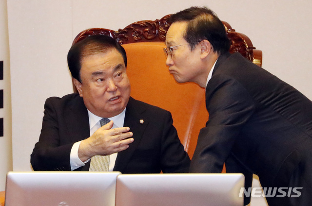 【서울=뉴시스】박영태 기자 = 15일 오후 서울 영등포구 여의도 국회 본회의장에서 제364회 국회(정기회) 제12차 본회의가 열릴 예정이었으나 자유한국당과 바른미래당의 불참으로 본회의가 열리지 못하자 홍영표 더불어민주당 원내대표가 문희상 의장과 이야기를 나누고 있다. 2018.11.15.since1999@newsis.com