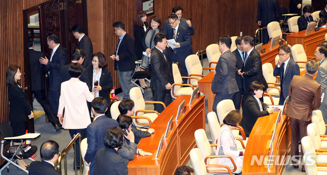 【서울=뉴시스】박영태 기자 = 15일 오후 서울 영등포구 여의도 국회 본회의장에서 제364회 국회(정기회) 제12차 본회의가 열릴 예정이었으나 자유한국당과 바른미래당의 불참으로 본회의가 열리지 못하자 더불어민주당 의원들이 본회의장을 나가고 있다. 2018.11.15.since1999@newsis.com