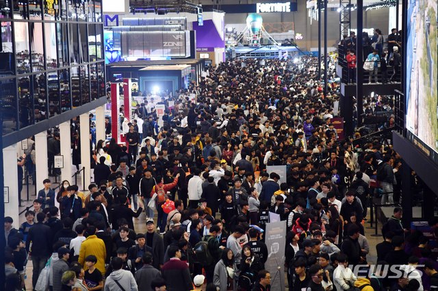 【부산=뉴시스】 하경민 기자 = 15일 부산 벡스코 제1전시장에서 열린 국내 최대 게임축제 '지스타 2018'을 찾은 관람객들이 다양한 신작 게임을 즐기고 있다. 오는 18일까지 열리는 이번 행사에는 게임 관련 업체 660여 곳이 참가해 2800여개의 부스를 마련, 다양한 신작 게임을 체험할 수 있도록 한다. 2018.11.15. yulnetphoto@newsis.com