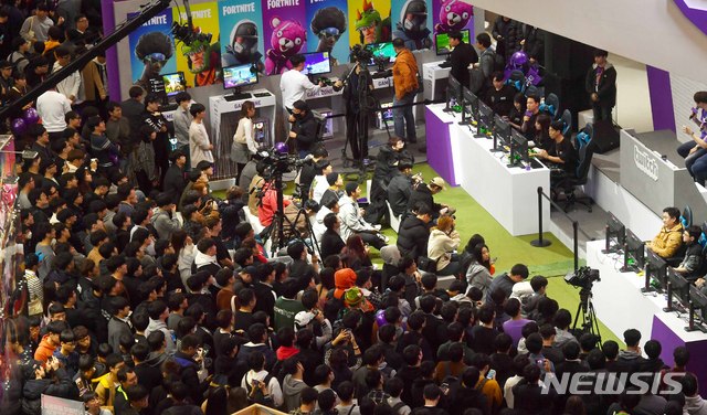 【부산=뉴시스】 하경민 기자 = 15일 부산 벡스코 제1전시장에서 열린 국내 최대 게임축제 '지스타 2018'을 찾은 관람객들이 다양한 신작 게임을 즐기고 있다. 오는 18일까지 열리는 이번 행사에는 게임 관련 업체 660여 곳이 참가해 2800여개의 부스를 마련, 다양한 신작 게임을 체험할 수 있도록 한다. 2018.11.15. yulnetphoto@newsis.com