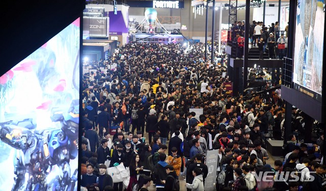 【부산=뉴시스】 하경민 기자 = 지난해 11월 15일 부산 벡스코 제1전시장에서 열린 국내 최대 게임축제 '지스타 2018'을 찾은 관람객들이 다양한 신작 게임을 즐기고 있다. 2019.11.11. yulnetphoto@newsis.com