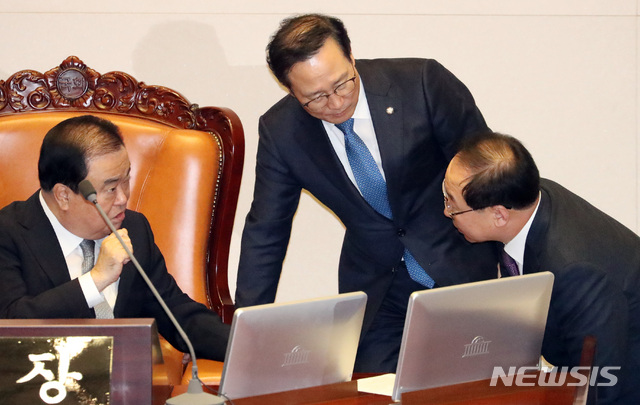 【서울=뉴시스】박영태 기자 = 15일 오후 서울 영등포구 여의도 국회 본회의장에서 제364회 국회(정기회) 제12차 본회의가 열릴 예정이었으나 자유한국당과 바른미래당의 불참으로 본회의가 열리지 못하자 홍영표 더불어민주당 원내대표가 문희상 의장, 의사국장과 이야기를 나누고 있다. 2018.11.15.since1999@newsis.com