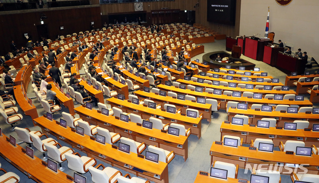 【서울=뉴시스】박영태 기자 = 15일 오후 서울 영등포구 여의도 국회 본회의장에서 제364회 국회(정기회) 제12차 본회의가 열릴 예정이었으나 자유한국당과 바른미래당의 불참으로 본회의가 열리지 못하고 있다. 2018.11.15.since1999@newsis.com