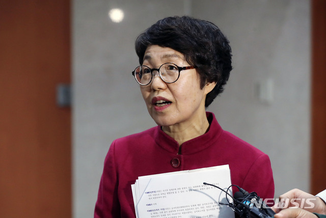 【서울=뉴시스】홍효식 기자 = 더불어민주당 권미혁 원내대변인이 15일 오후 서울 여의도 국회 본청 정론관에서 현안 브리핑을 마친 뒤 취재진의 질문에 답하고 있다. 2018.11.15.&nbsp; yesphoto@newsis.com