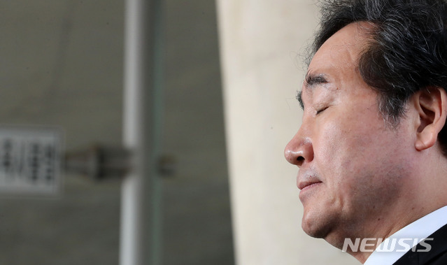 【인천공항=뉴시스】박주성 기자 = 이낙연 국무총리가 15일 오후 인천국제공항 제1터미널 입국장에서 열린 국외 안장 독립유공자 유해봉환 봉영식에 참석해 눈을 감고 있다. 2018.11.15. park7691@newsis.com